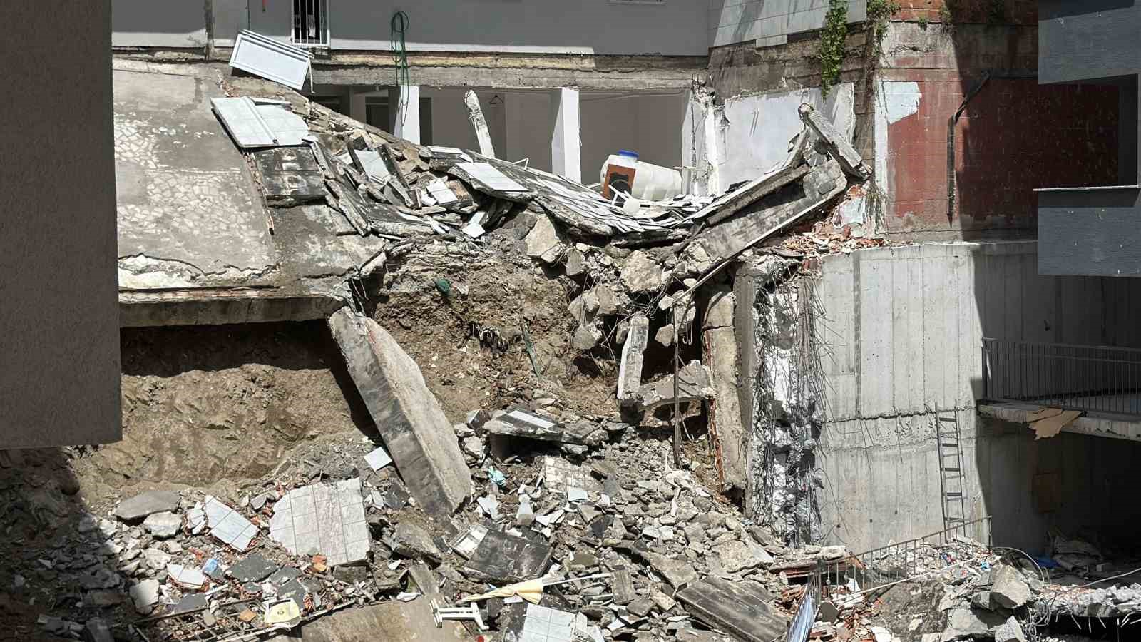 kagithane-de-yikim-panigi-apartman-sakini-deprem-oluyor-sandik