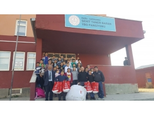 Kars’ta Öğrencilere Kışlık Giysi Yardımı