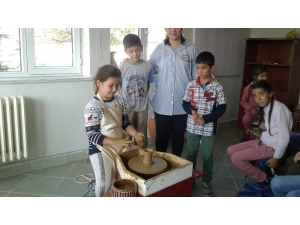 Minik Öğrenciler Çömlekçiliğe Soyundular