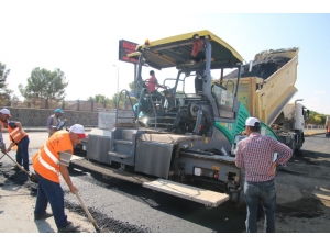 Viranşehir’de Yenihal Caddesini Asfaltlanıyor