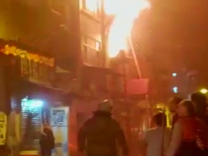 Fatih’te Bir Binanın Alev Alev Yandığı Anlar Kamerada