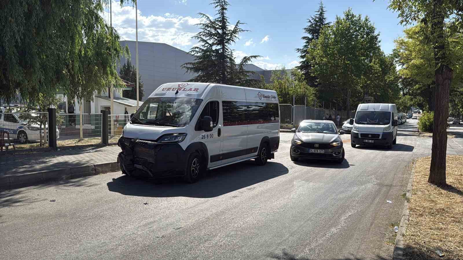 eskisehir-de-isci-servisi-ile-otomobil-carpisti-11-yarali
