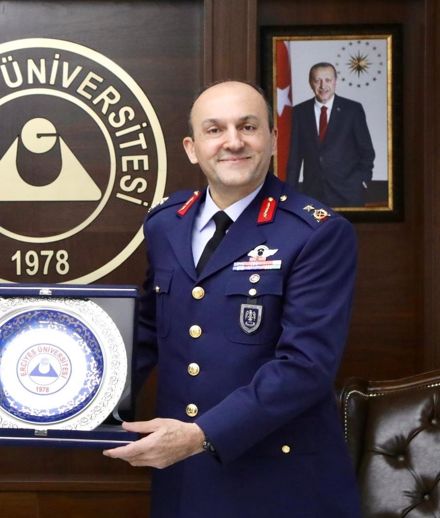 kayseri-garnizon-komutani-emekliye-sevk-edildi