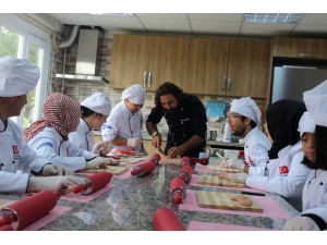 Şef Rüzgar Sünbül, Cemil Meriç Öğrencileriyle Yemek Yaptı