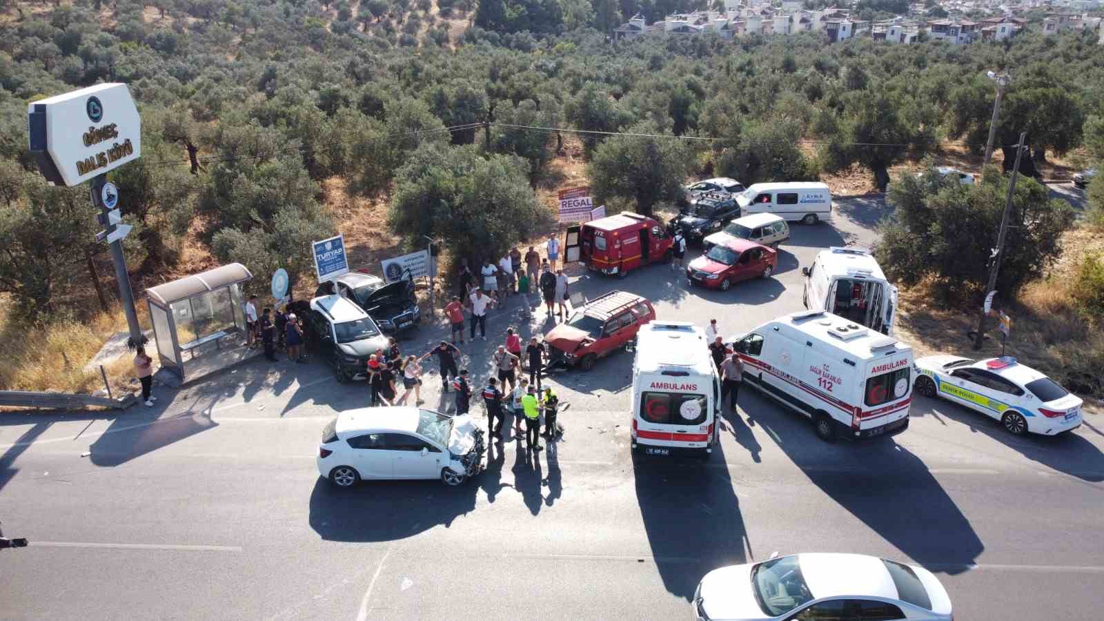 canakkale-izmir-karayolunda-can-pazari-4-aracin-karistigi-kazada-4-kisi-yaralandi