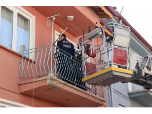 Polis İkinci Kattaki Eve İtfaiye Merdiveniyle Girdi