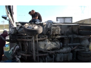 Devrilen Kamyonetin Üzerinde Ambulans Bekledi