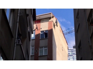 Şişli’de Deprem Nedeniyle Mağdur Olduğunu İddia Eden Kadın İntihar Teşebbüsünde Bulunuyor