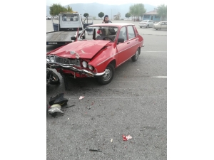 Otomobil Ve Motosiklet Çarpıştı: 2 Yaralı