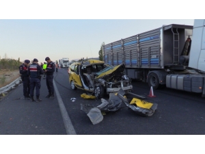 Ticari Taksi Kamyona Çarptı: 1 Ölü, 1 Yaralı