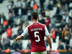 Sequeira Sarı Kart Gördü, Tabelada Bennett Yazdı!