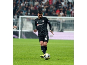 Oğuzhan Özyakup’a Tribünlerden Tepki
