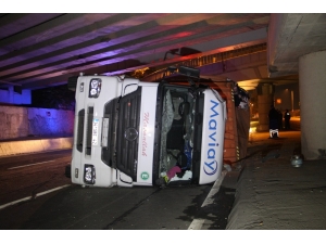 Bakırköy’de Üst Geçide Çarpan Tır Yola Devrildi
