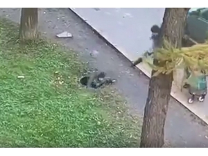 Lağım Çukuruna Düşen Çocuğu Annesi Saniyeler İçinde Kurtardı