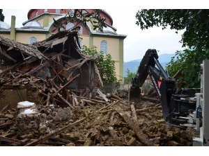 Tehlike Saçan Metruk Binalar Yıkılıyor