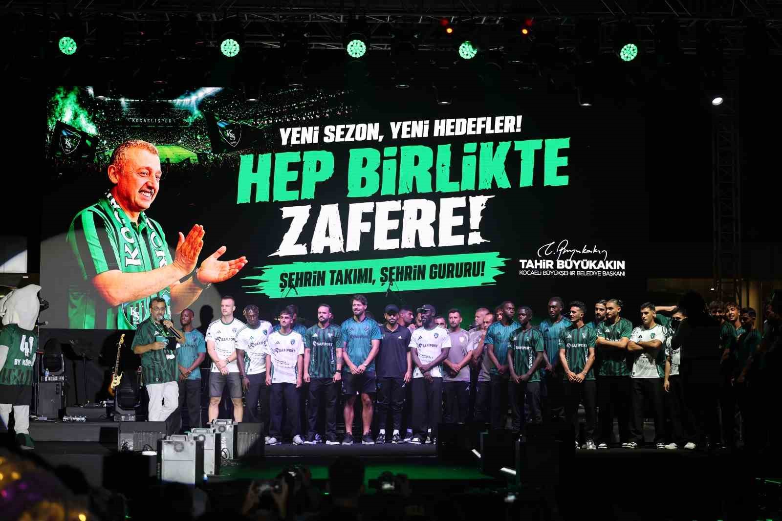 kocaelispor-yeni-sezon-oncesi-govde-gosterisi-yapti-metehan-tanitildi-taraftar-buray-la-costu