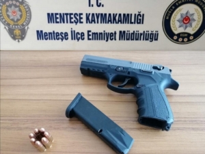 Emniyet Uygulamasında Ruhsatsız Tabanca Ele Geçirildi