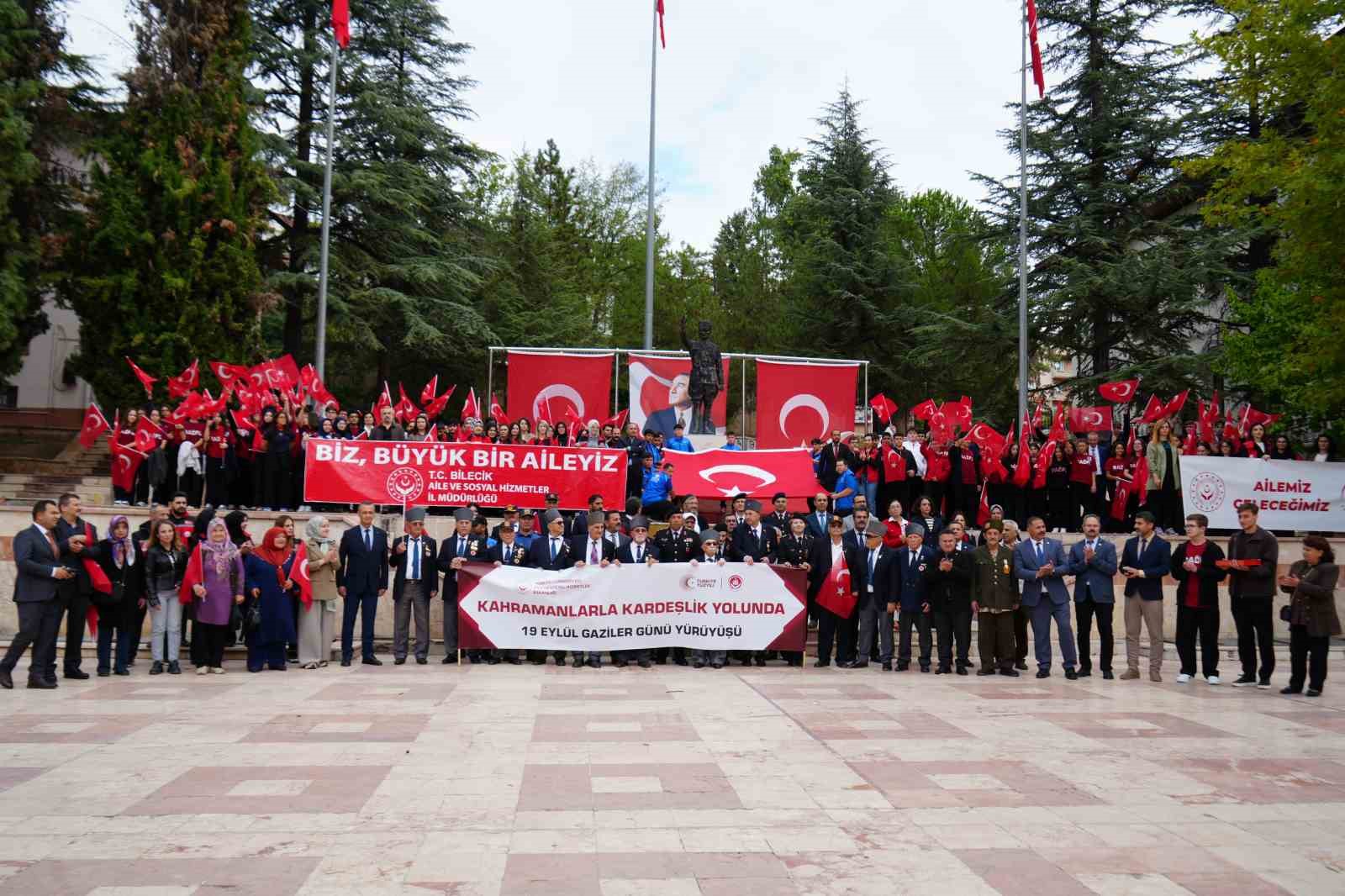 gaziler-ve-gencler-ellerindeki-turk-bayraklariyla-omuz-omuza-yurudu