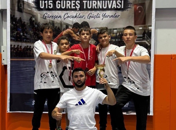 tavsanli-gures-takimi-u-15-lerde-sakarya-da-sampiyon-oldu