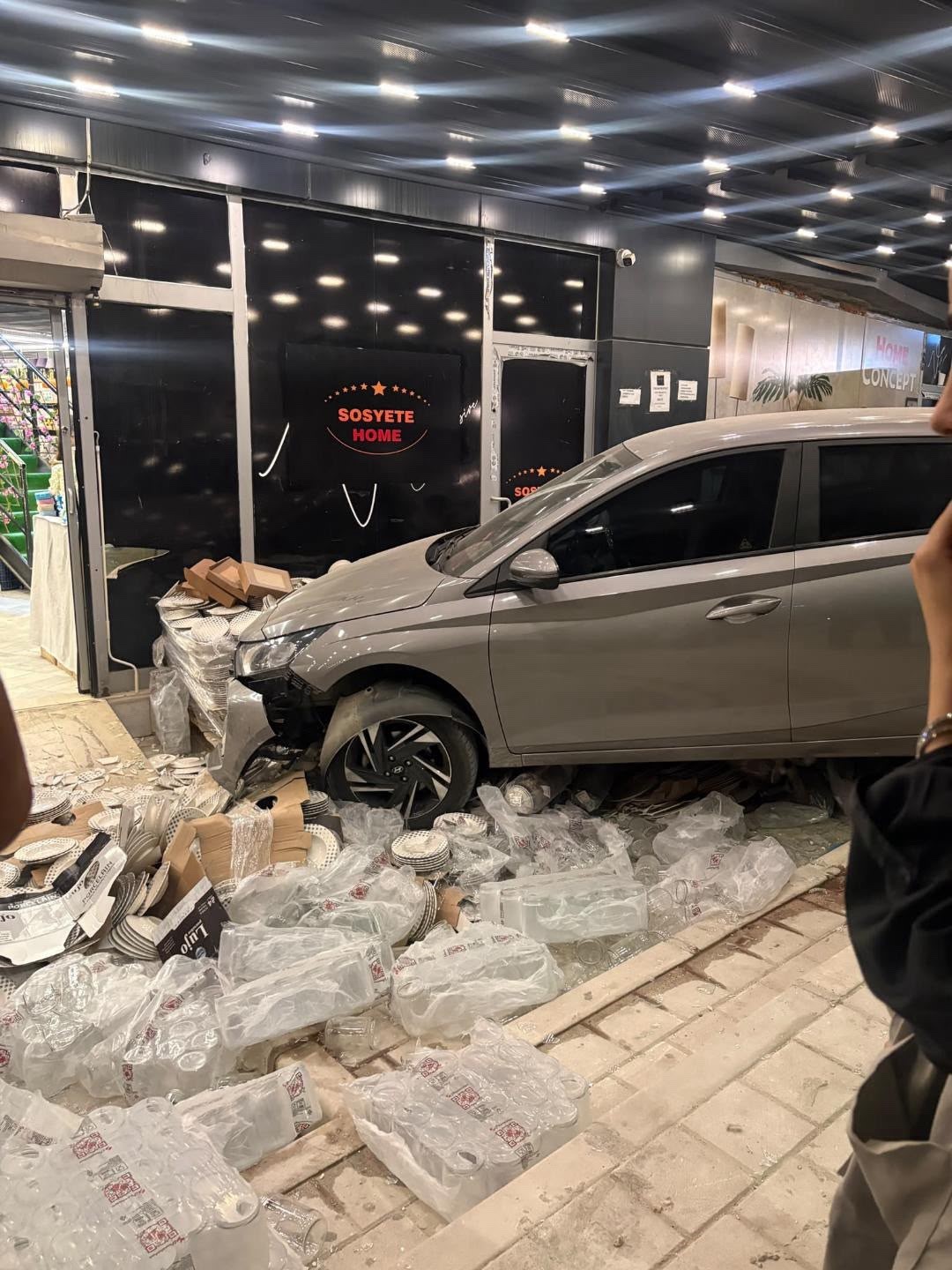 adana-da-kontrolden-cikan-iki-otomobil-pes-pese-magazaya-girdi-2-yarali