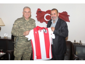 Garnizon Komutanı Ve Başsavcıya Samsunspor Forması