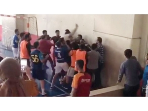 Öğretmenlerin Kavgasını Öğrenciler Ayırdı