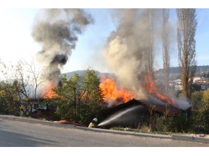 Keles’te Üç Ev Yanarak Kül Oldu