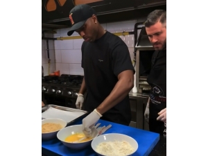 Trabzonsporlu Sturridge, Balık Pişirdi, Soğan Kırma Akımına Katıldı