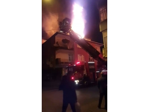 Küçükçekmece’de 4 Katlı Binanın Çatısı Alev Alev Yandı