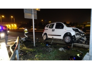 Araç Bariyerlere Çıkarak Durdu; 4 Yaralı