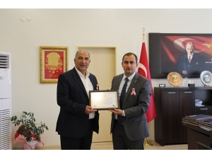Hayırsever İş Adamına Plaket