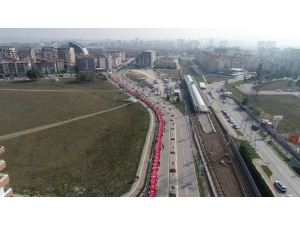 Öğrenciler 400 Metrelik Türk Bayrağını Böyle Taşıdı