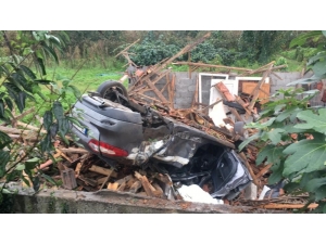 Otomobil Kulübeye Çarptı: 1 Ölü, 1 Yaralı