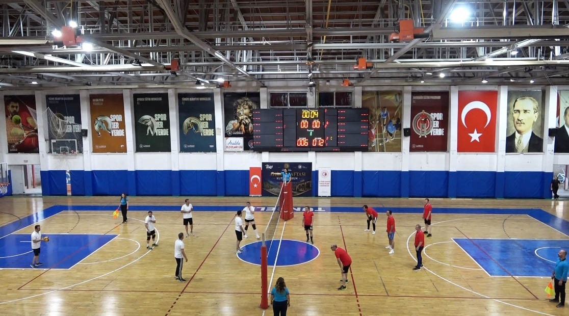 tunceli-de-ahilik-haftasi-nda-protokol-ve-esnaflar-voleybol-sahasinda-bulustu