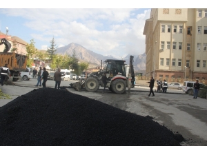 Tahrip Olan Yollardaki Asfalt Yama Çalışması Sürüyor