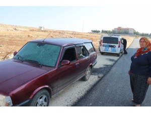 Otomobilinin Önünü Kesip, Taşladılar