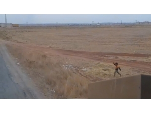 Polis, Aracı Durduran Suriyeli Çocuğa Çikolata Verdi