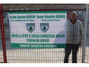 63 Yaşındaki Fanatik Taraftar Tek Başına Takımını Destekledi