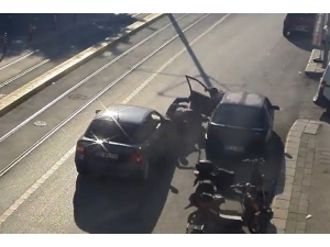 Motosiklet Sürücüsü İki Aracın Arasında Kaldı