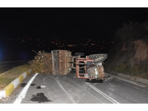 Hendek’te Traktör Devrildi: 2 Yaralı