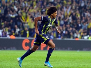 Luiz Gustavo İlk Golünü Attı