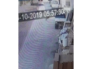 Yolda Uyuyan Köpeği Ezdi, Yoluna Devam Etti