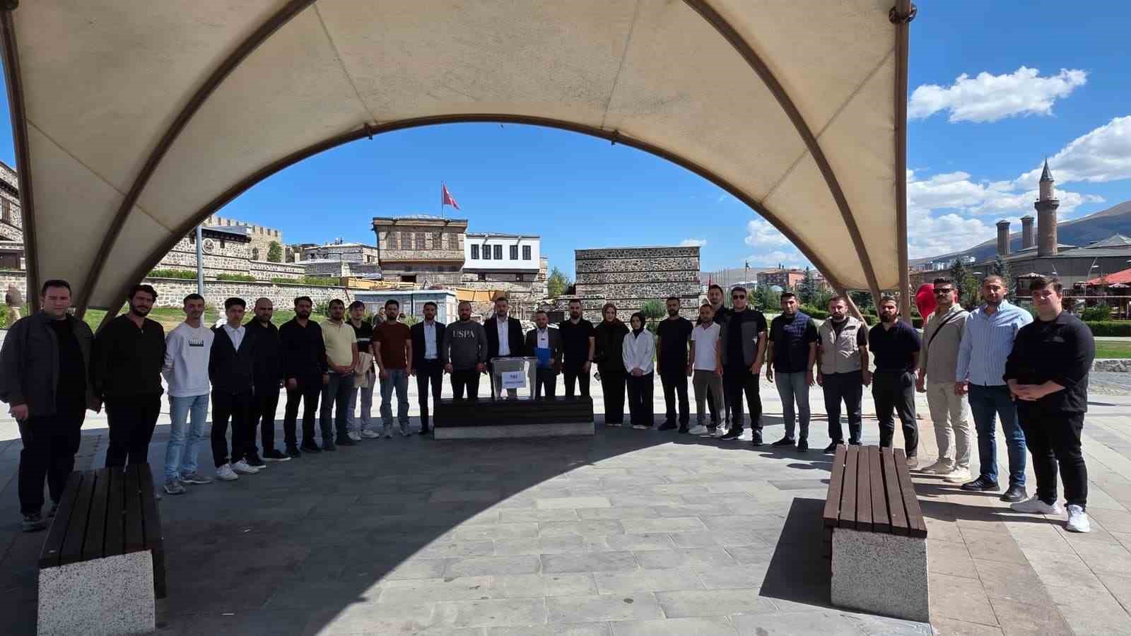 ak-parti-erzurum-genclik-kollari-ndan-12-eylul-aciklamasi-soz-de-karar-da-milletindir