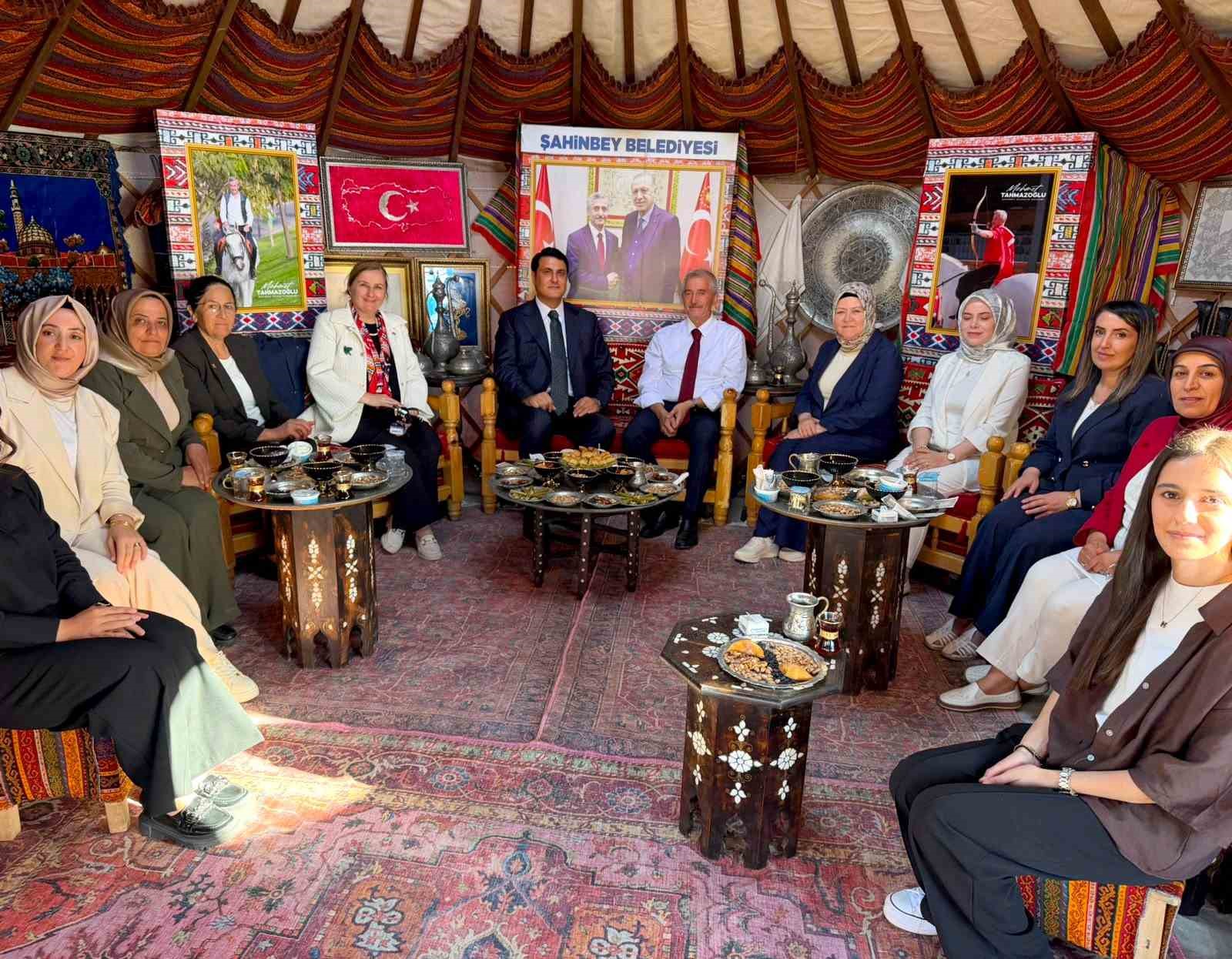 yilmaz-sehitkamil-in-otaginda-misafirlerini-agirladi