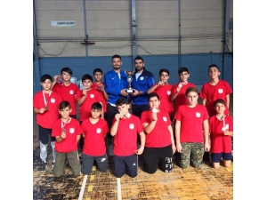 Bayraklılı Güreşçiler Madalyaları Topladı