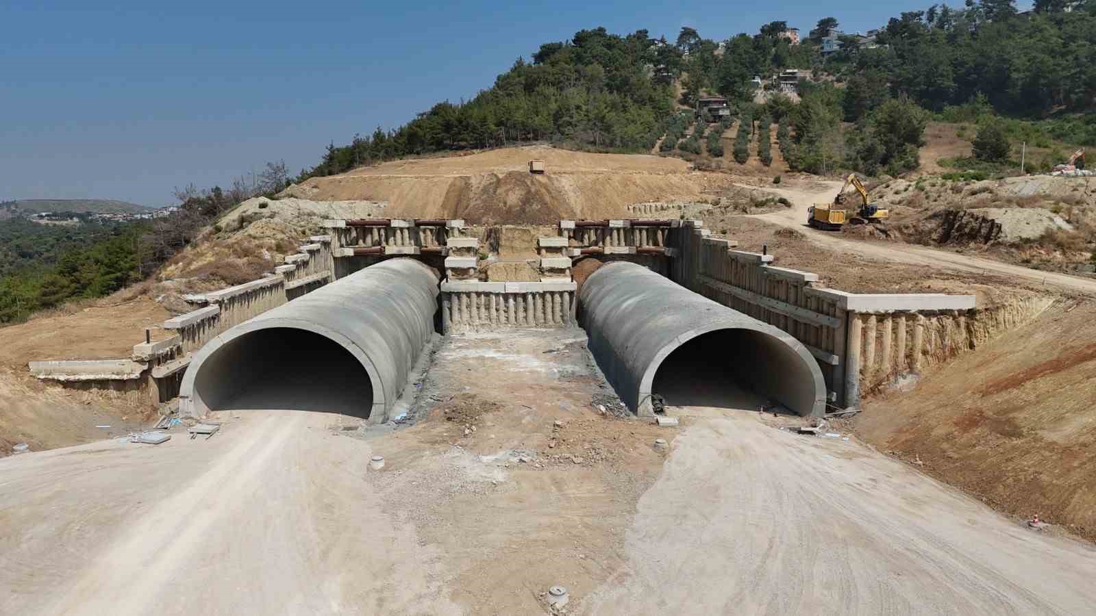 amanos-daglari-bin-200-un-uzerinde-personel-ve-223-is-makinesiyle-asiliyor