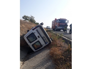 Denizli’de Araç Refüje Devrildi: 2 Yaralı