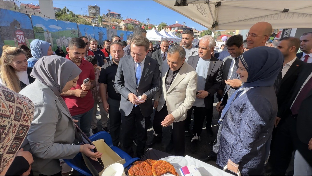 yuksekova-da-kadin-kursiyerlerin-el-emekleri-sergilendi