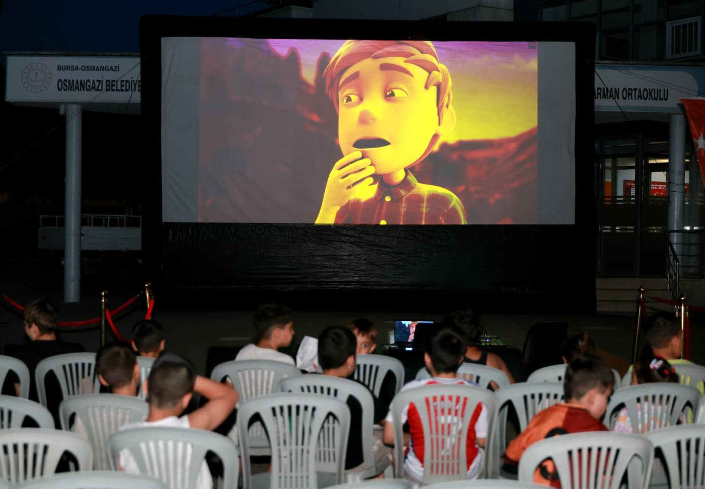 osmangazi-belediyesi-cocuklara-yazlik-sinema-keyfi-yasatiyor