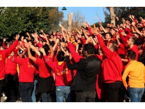 Galatasaray Taraftarı Taksim’de Toplandı